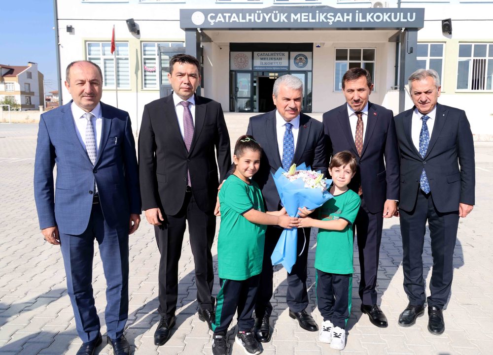 VALİ AKIN, KAYMAKAM AYHAN, BAŞKAN KILCA VE İL MİLLİ EĞİTİM MÜDÜRÜ YİĞİT ÖĞRENCİLERLE BİR ARAYA GELDİ (1).JPG