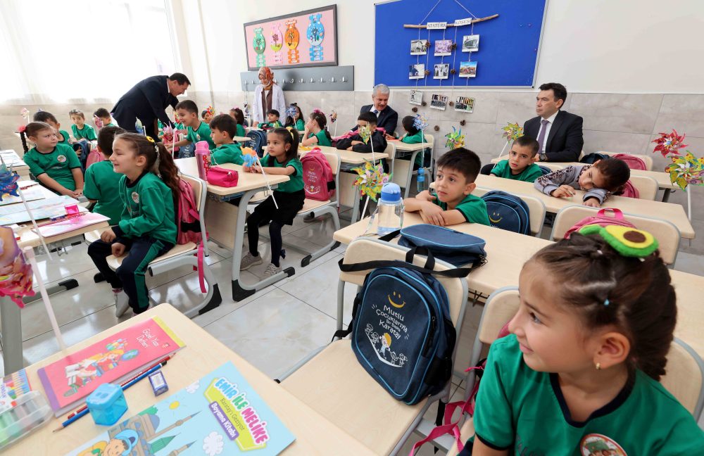 VALİ AKIN, KAYMAKAM AYHAN, BAŞKAN KILCA VE İL MİLLİ EĞİTİM MÜDÜRÜ YİĞİT ÖĞRENCİLERLE BİR ARAYA GELDİ (8).JPG