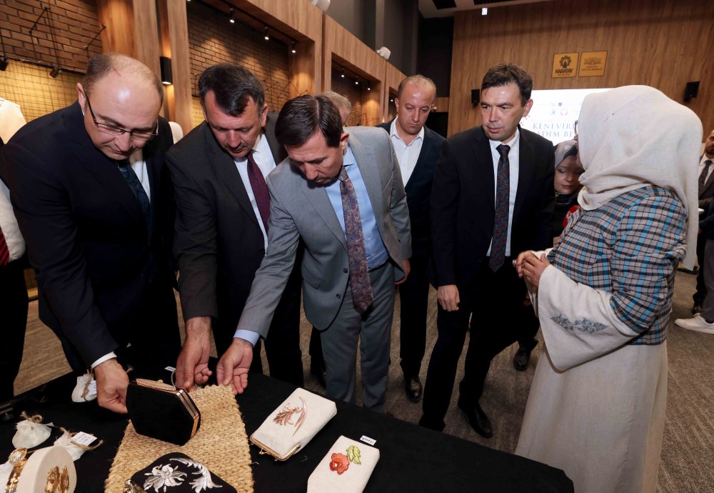 İLMEK İLMEK ANADOLUDAKİLERLE KENEVİRDEN HADİM BEZİNE PROJESİ KARATAY’DA TANITILDI (13).JPG