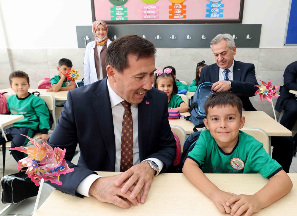 VALİ AKIN, KAYMAKAM AYHAN, BAŞKAN KILCA VE İL MİLLİ EĞİTİM MÜDÜRÜ YİĞİT ÖĞRENCİLERLE BİR ARAYA GELDİ (6).JPG