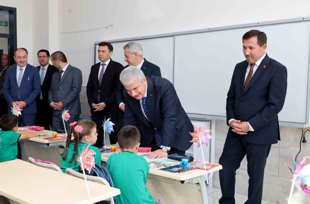 VALİ AKIN, KAYMAKAM AYHAN, BAŞKAN KILCA VE İL MİLLİ EĞİTİM MÜDÜRÜ YİĞİT ÖĞRENCİLERLE BİR ARAYA GELDİ (4).JPG