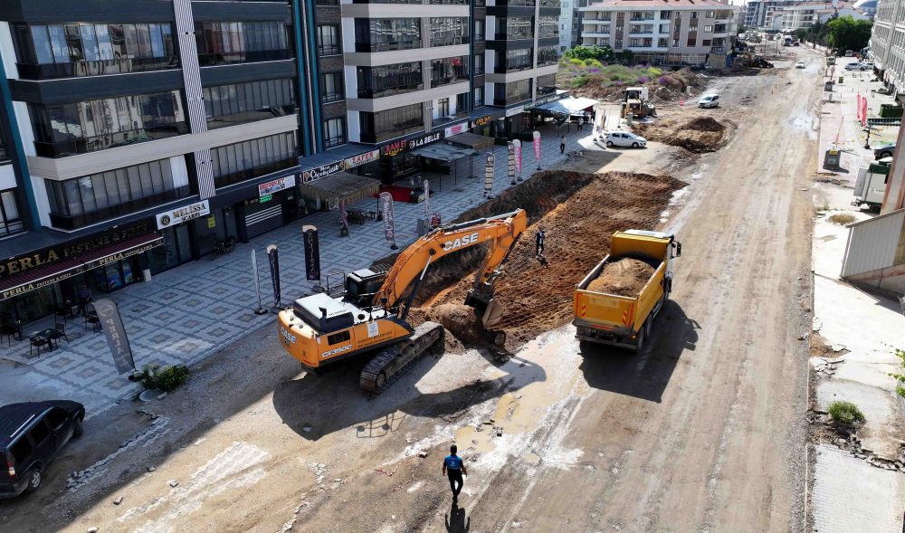 KANAL VE KÜÇÜKKUMKÖPRÜ CADDELERİNDE ÇALIŞMALAR BAŞLADI (2).JPG