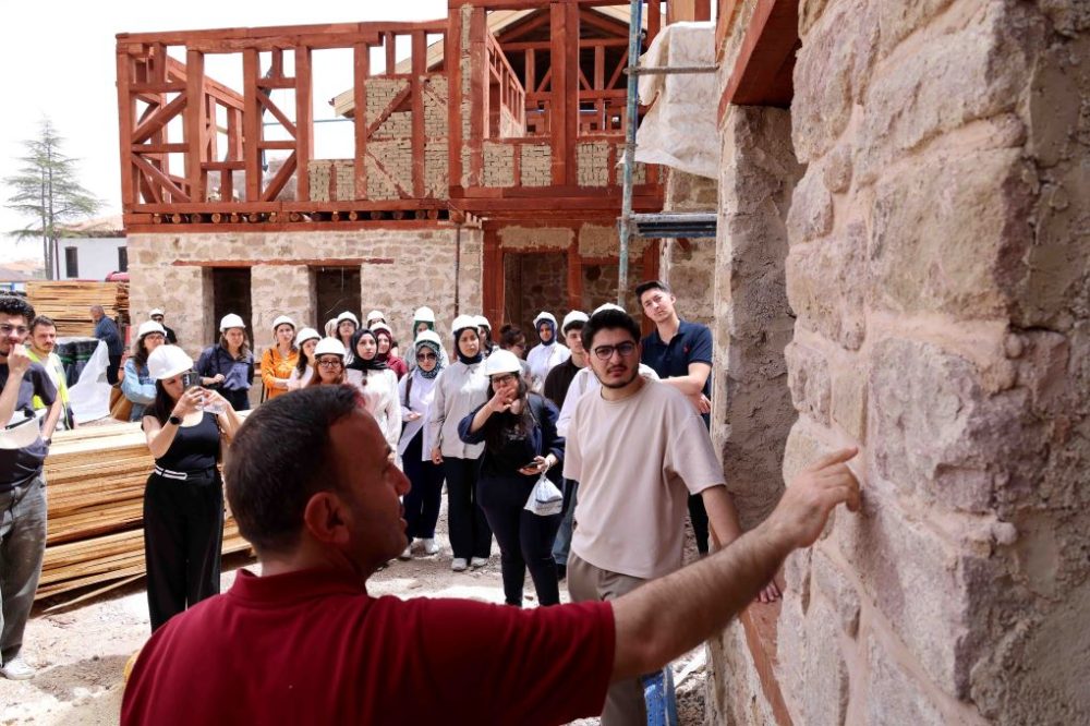 MİMARLIK ÖĞRENCİLERİNDEN ARASTA'YA ZİYARET (5).JPG