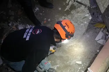 Deprem bölgesi sarıl arama kurtarma