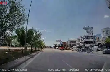Konya’da Korkutan Kaza: Araç Refüje Çıkıp Takla Attı